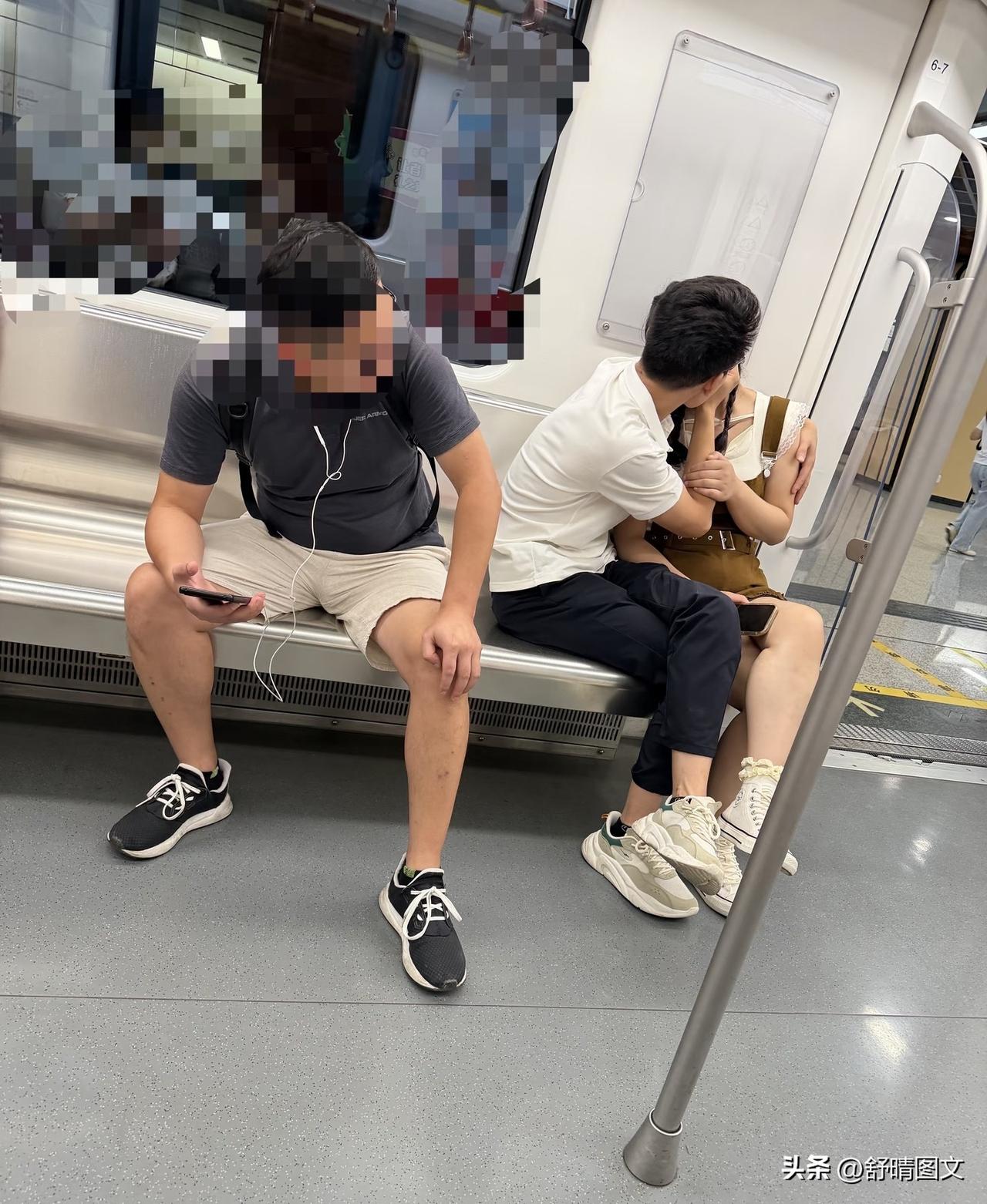 妈耶、太尴尬了！
坐地铁看到这样的情侣。
羞的我无地自容，逃之夭夭换了一节车厢。