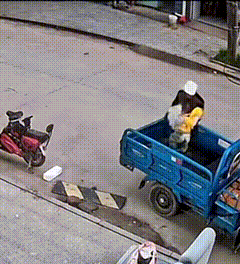 这家家长心太大了吧！不足一岁宝宝10分钟内2次头朝下从三轮车上摔落。

近日，江