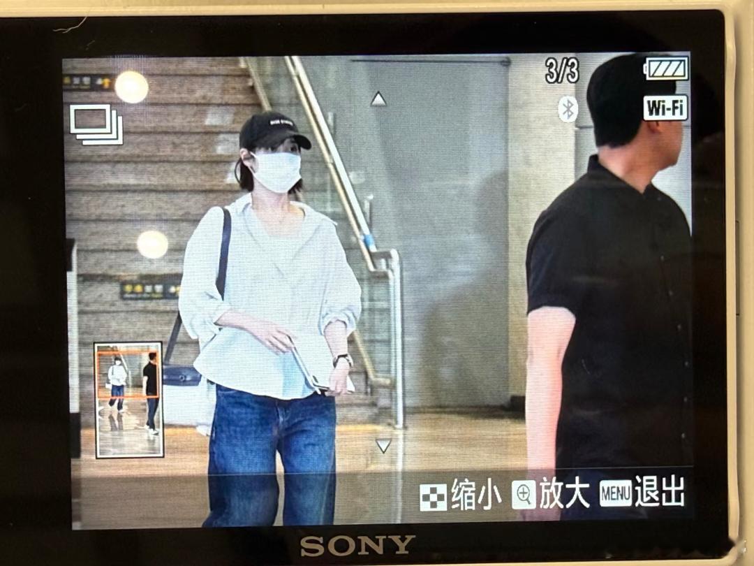 IU[超话]网友和IU坐同一趟飞机回国 ​​​网友在韩国金浦机场偶遇IU，真人“