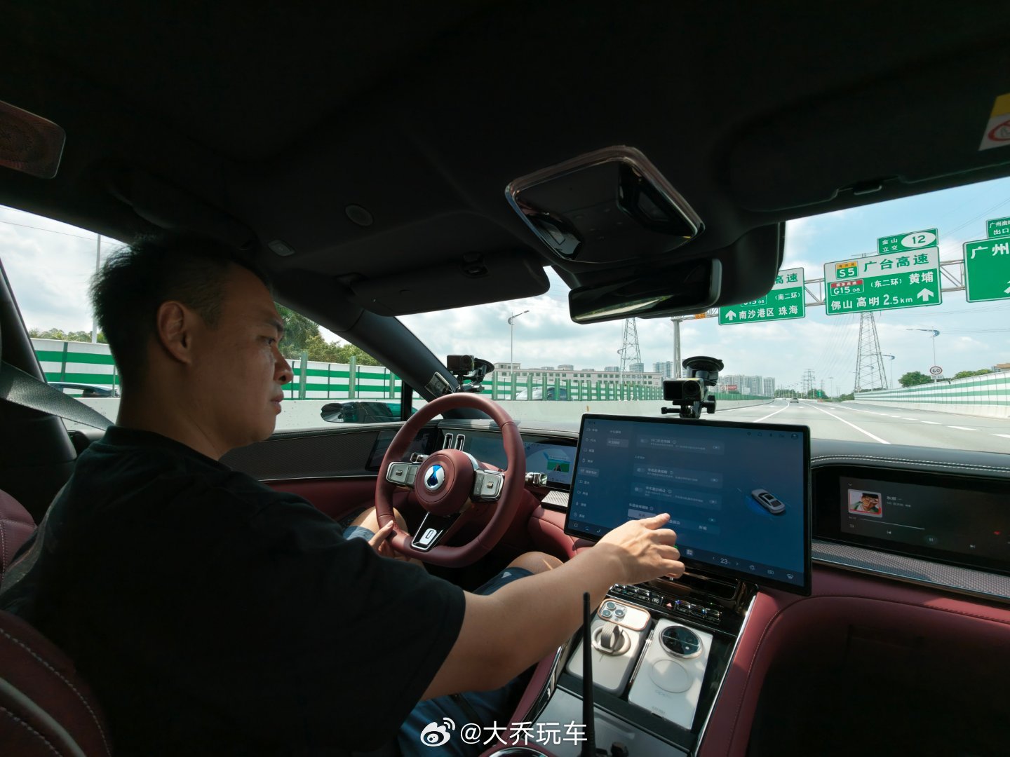 比亚迪闪充确实有点牛，不用十分钟就充满了1000公里续航。 可以说走就走了… 山