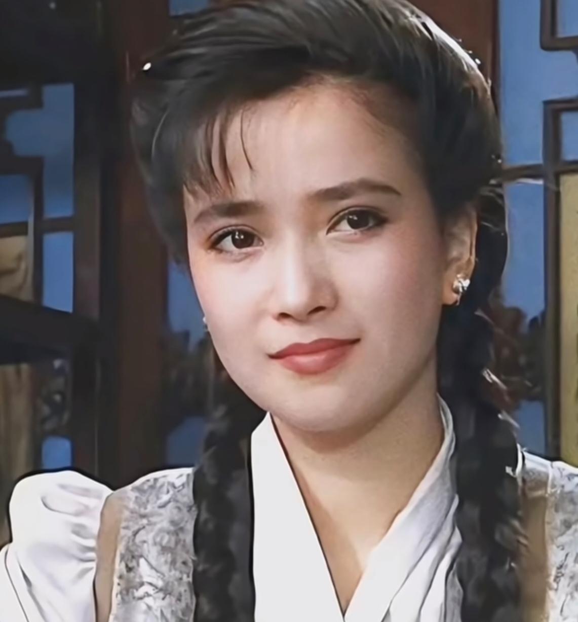 何晴是个“表里不一”的人。年轻时在火车上回眸一笑，恰巧被导演杨洁看到，于是，有了