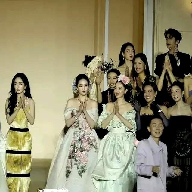 宝诗龙改戴杨幂，周冬雨真的要被换掉？

昨晚Vogue晚宴，周冬雨紧紧拉着马思纯