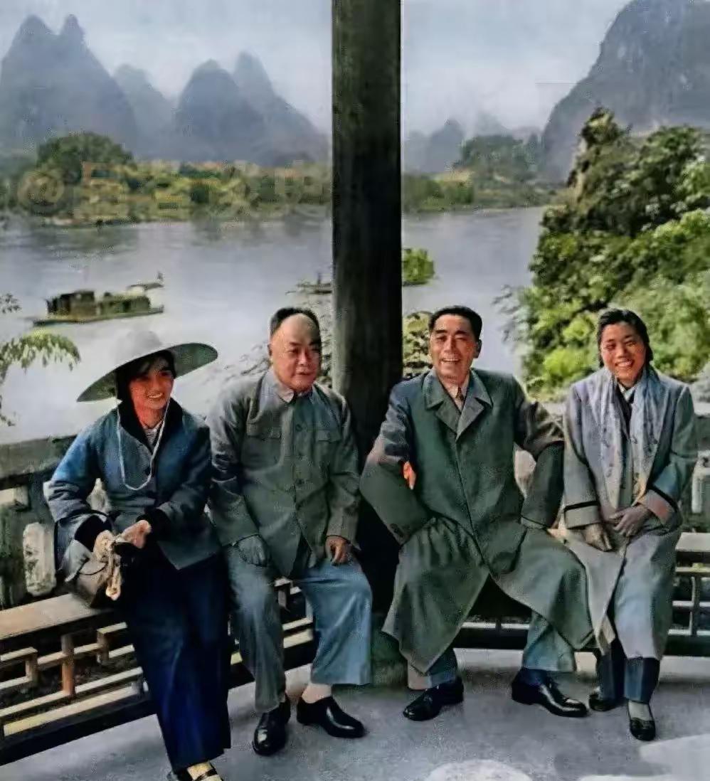 这是拍摄于1960年的一张珍贵老照片，地点广西桂林漓江，这是周总理和邓奶奶出游时