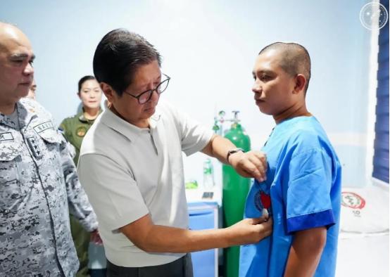 菲律宾总统马科斯竟高调探望挑衅受伤海军！每人发10万比索奖金还授勋，这不是鼓励碰