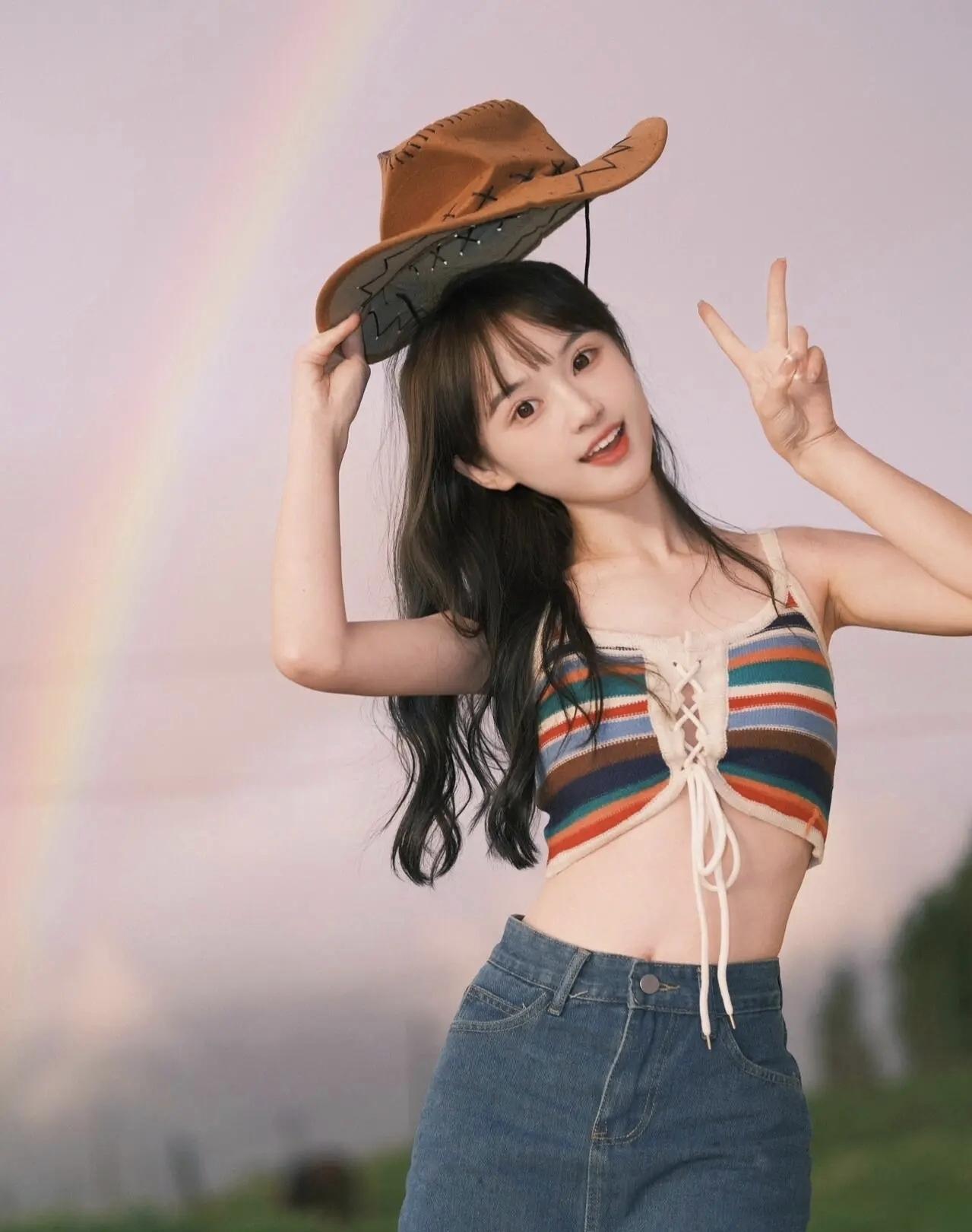 牛仔少女，牛仔帽和条纹背心，青春活力满满！🌈👒👗