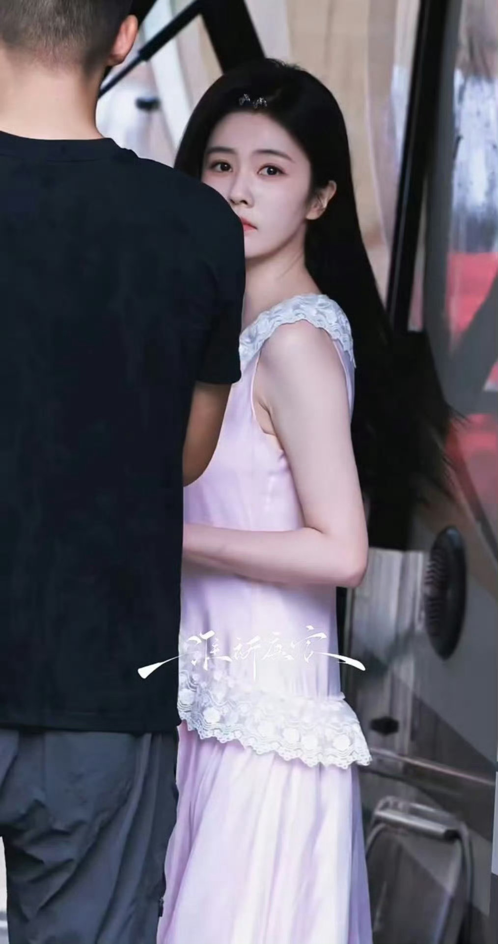 白鹿粉白蕾丝裙好仙 女高感直接拉满了造型温柔又干净。​白鹿很适配这种清纯挂的风格