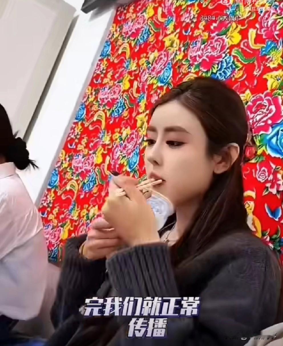 仙家洋见好就收，拒绝入局！

        仙家洋今天带公司艺人“团建”，直播