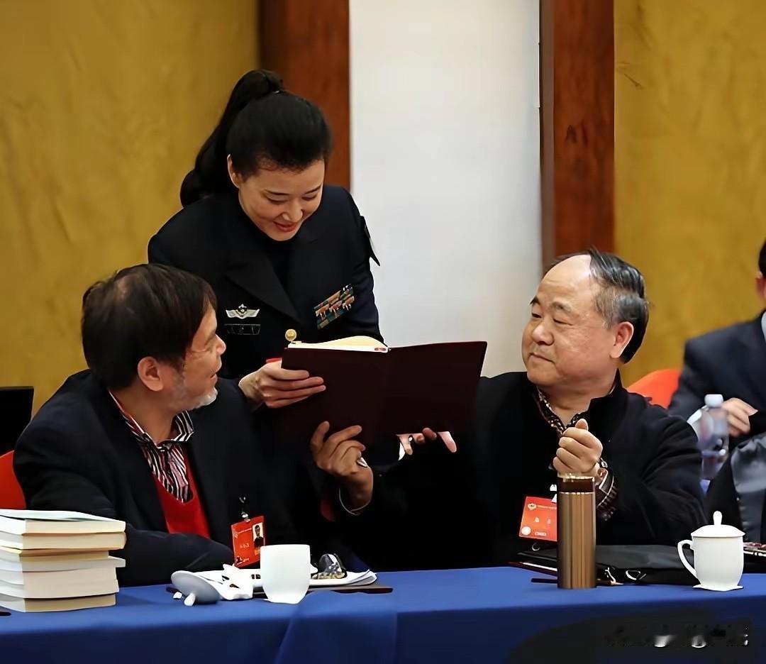 老照片：2014年全国政协会议休息期间，著名歌唱家宋祖英，利用空闲时间，找到莫言
