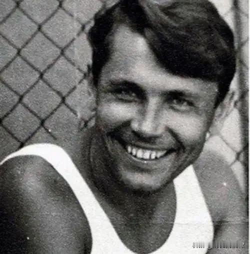 南极孤岛上的自救：27岁医生给自己切肚皮，刀尖对着内脏硬扛2小时！
 
1961