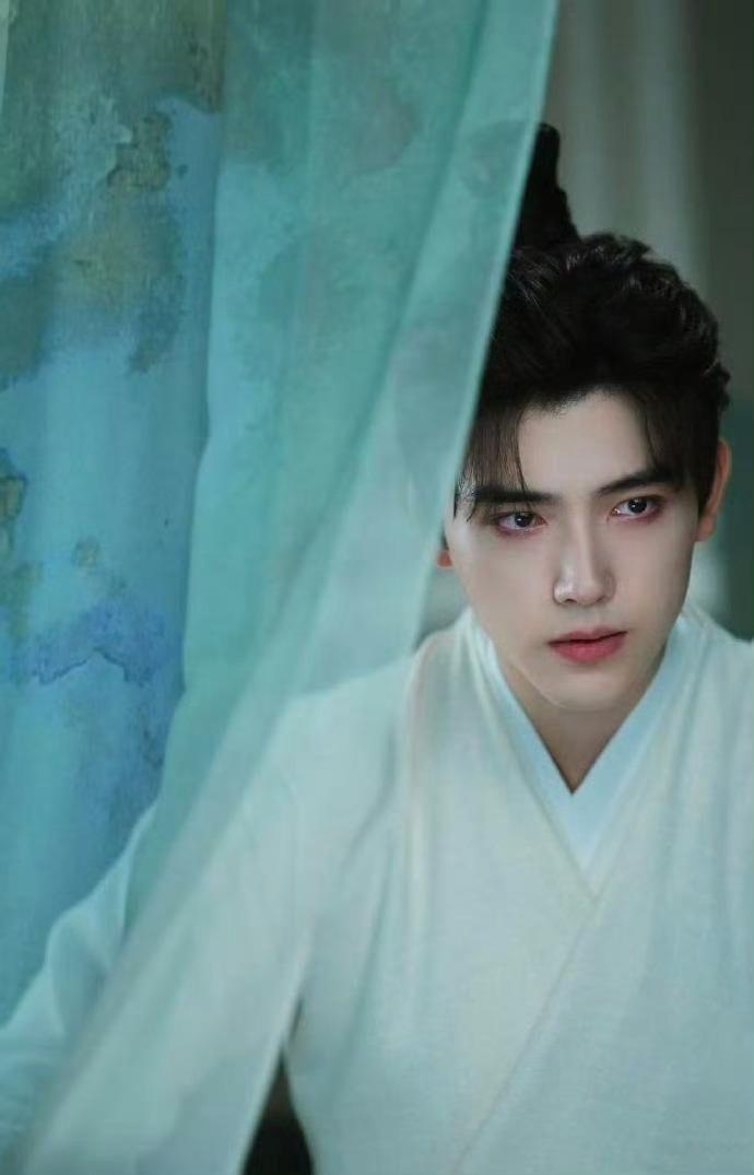 段胥你好香啊段胥花田名场面好戳人，温柔又细腻的浪漫超动人，与网络热梗梦幻联动，又