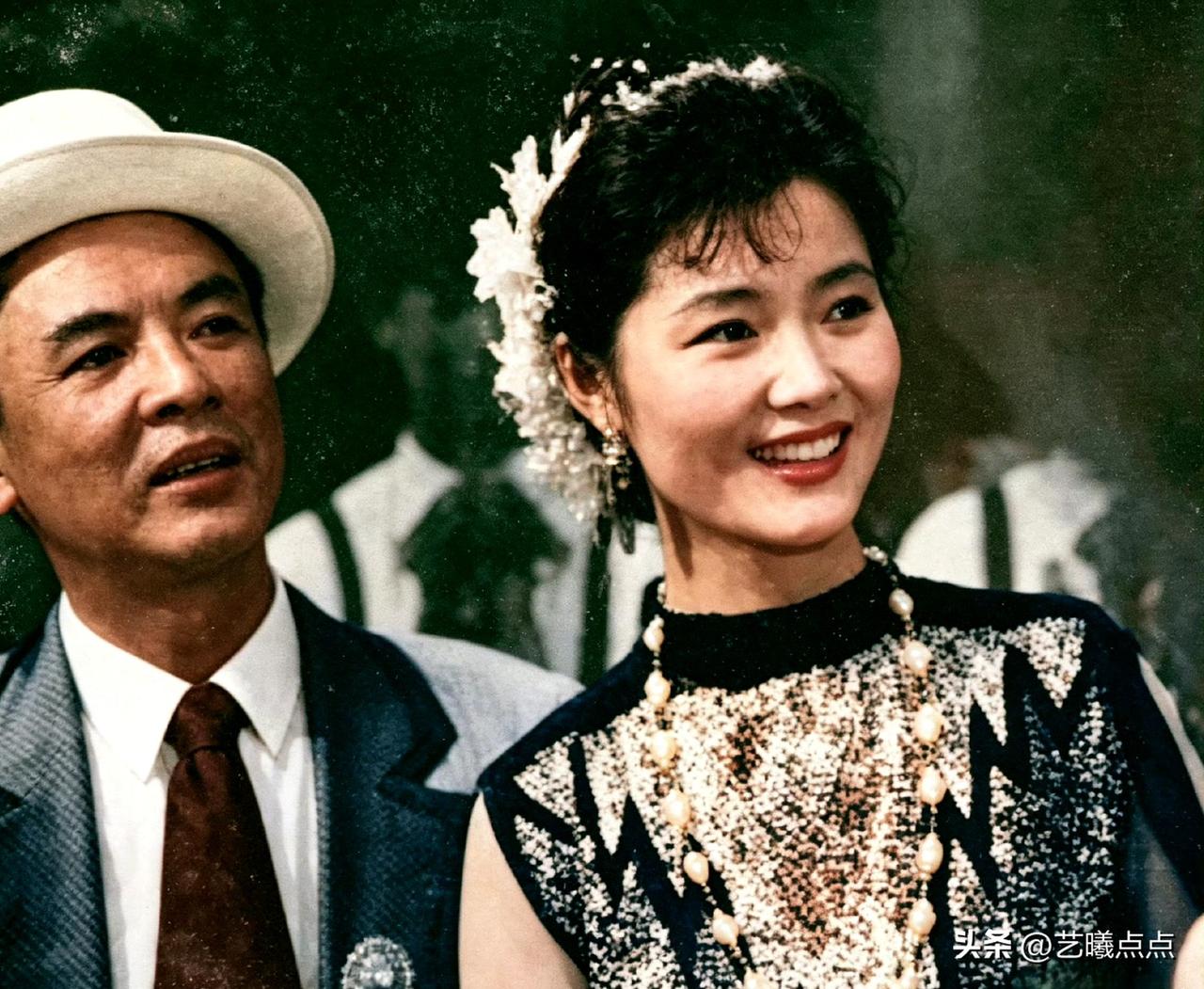 八十年代两位当红女星——姜黎黎、刘晓庆。
姜黎黎凭借《红牡丹》迅速走红成名；刘晓