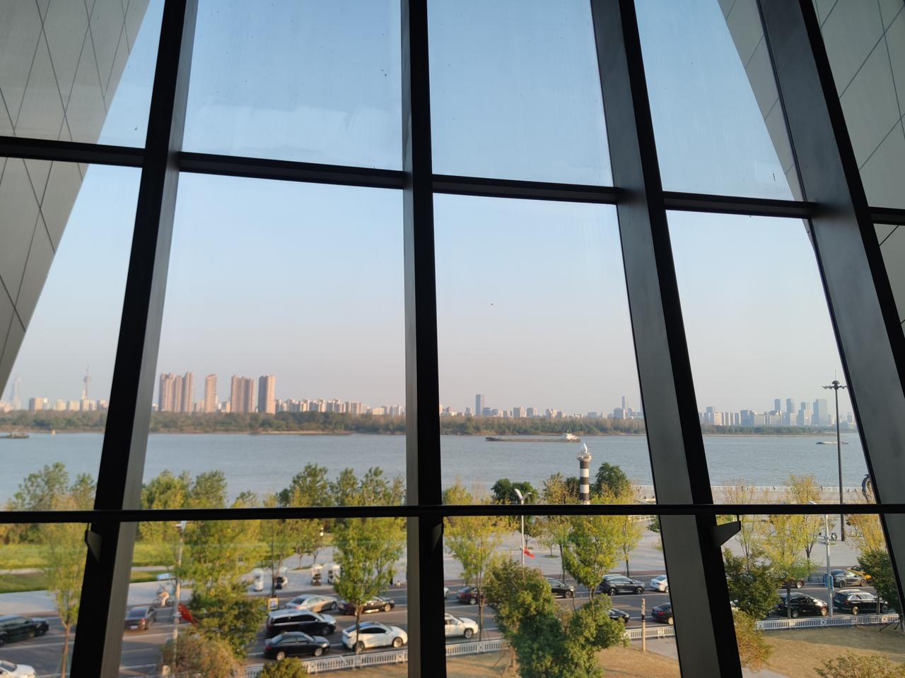 表哥从上海过来，到我们家做客，看到我们家还是老一套装饰，对我说，你家干嘛不用小艺