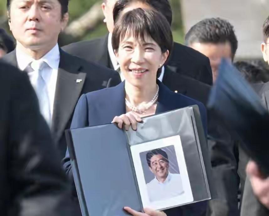 高市早苗拜鬼了，是要一条道走到黑

4月21日，日本首相高市早苗以“内阁总理大臣