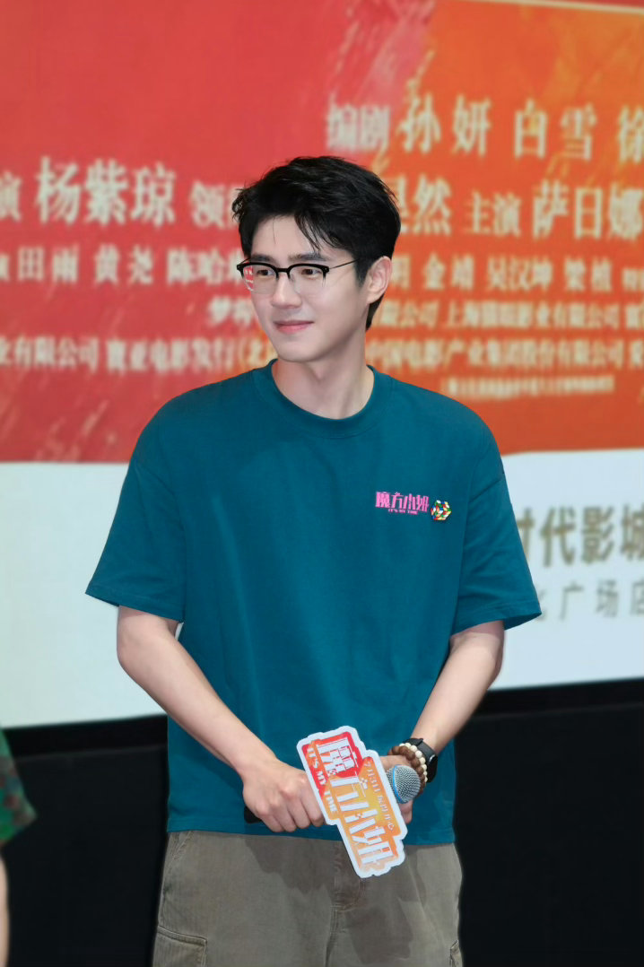 刘昊然爬楼输给杨紫琼刘昊然体力被杨紫琼碾压杭州路演爆料片场名场面，同爬五层楼梯拍