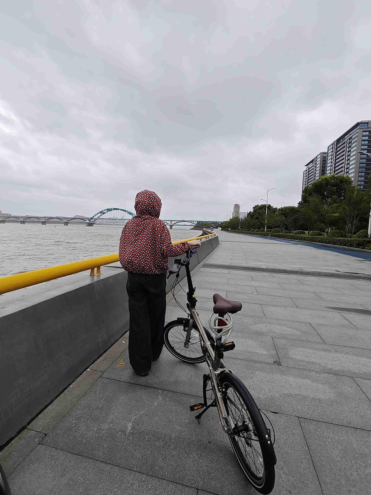 我的今日状态：😁轻松愉快
我这里的天气：🌧下雨

虽然说历史以来台风正面在浙