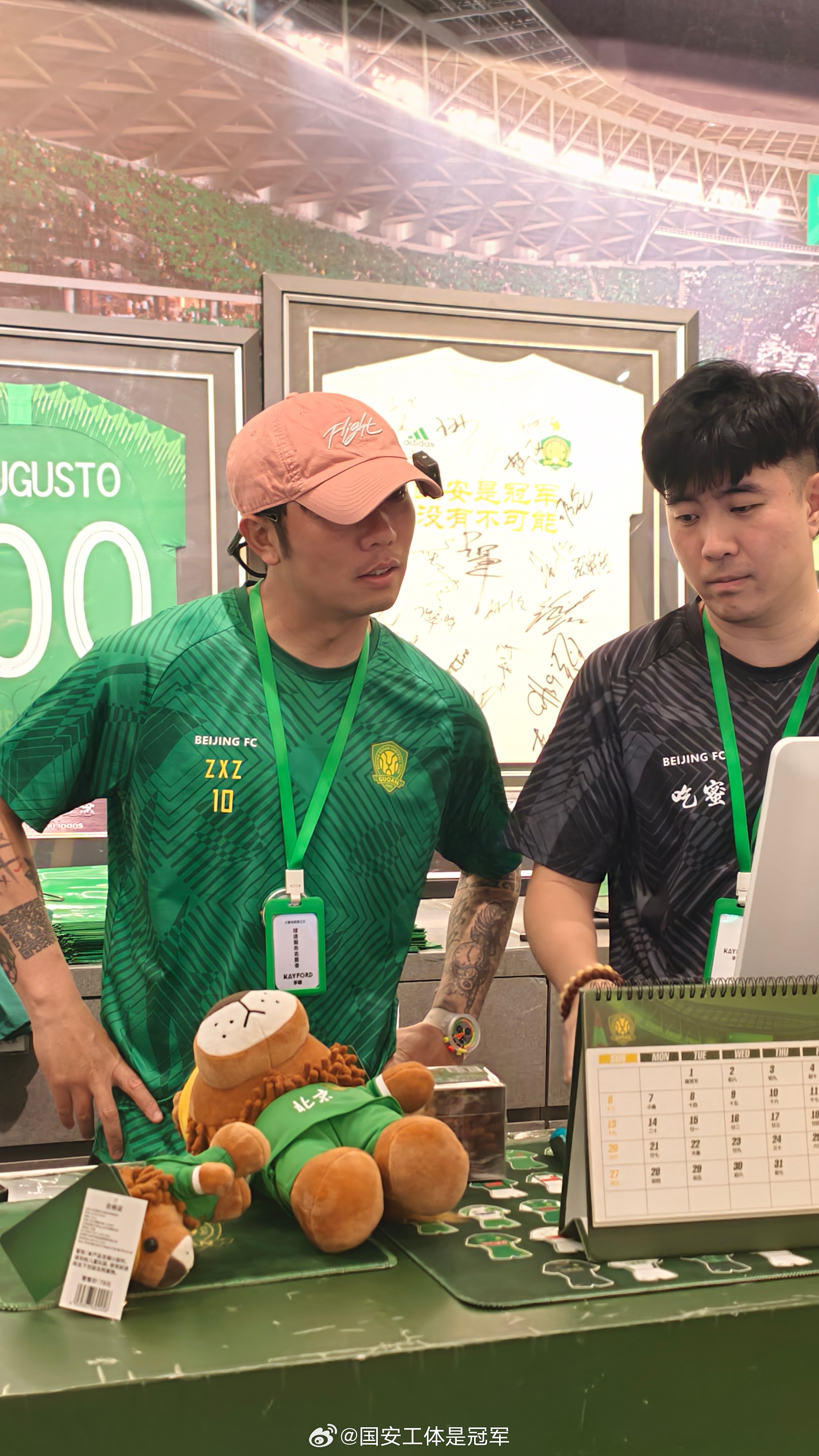 好家伙 店里还给张稀哲配了工服和工牌 正在学习扫码收钱流程 后大巴时代 张稀哲不
