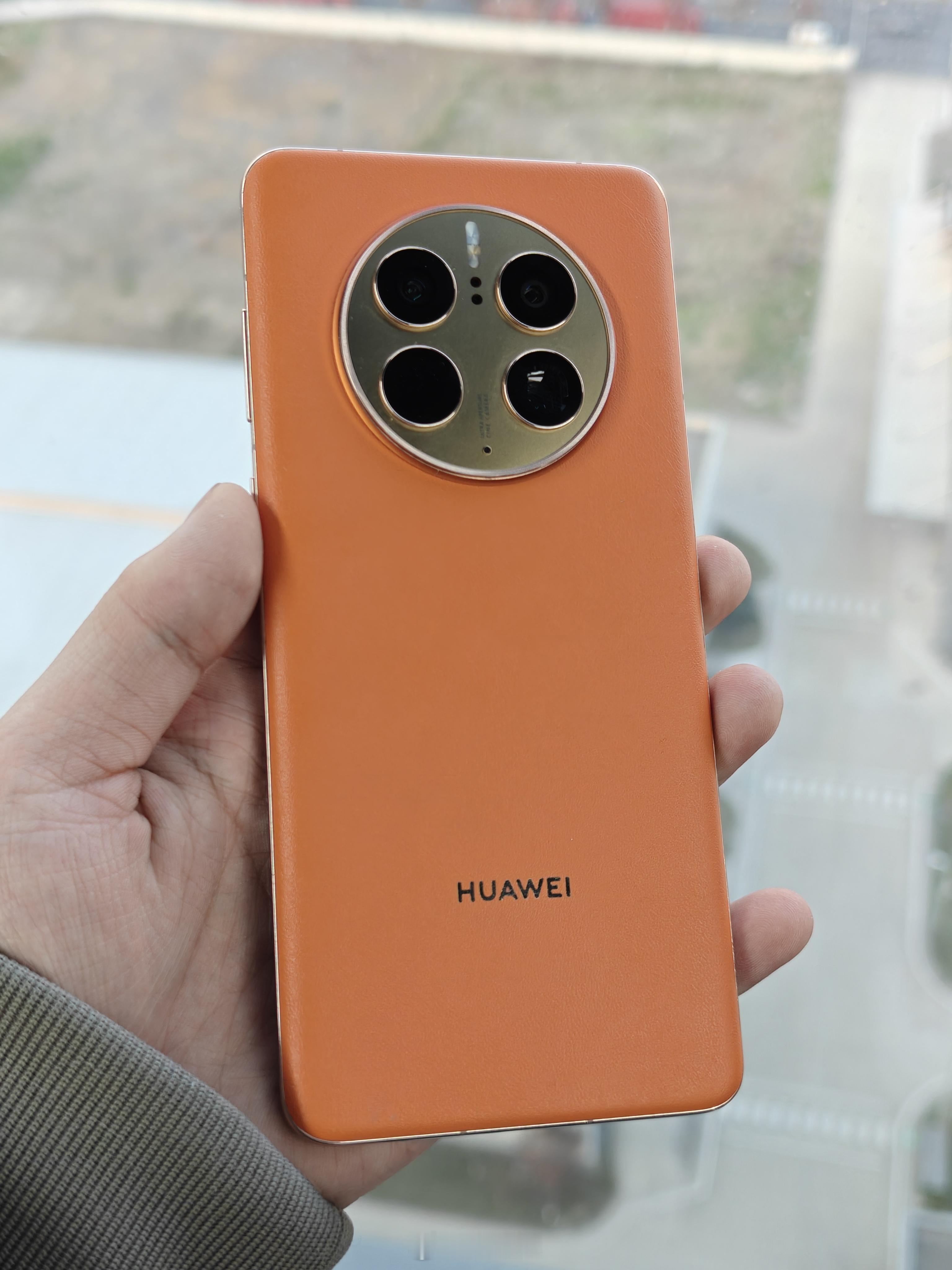 Mate50 Pro手感是很不错的，既没有40系瀑布屏拿在手里的不安全感，也没有