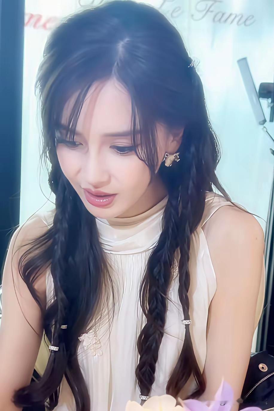 baby离开黄晓明后事业难有起色
现在逐渐被边缘化了[皱眉]