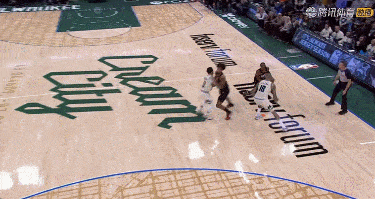 马克西强突造成犯规，两罚全中，目前马克西已经48分、单节16分。接下来就看雄鹿能