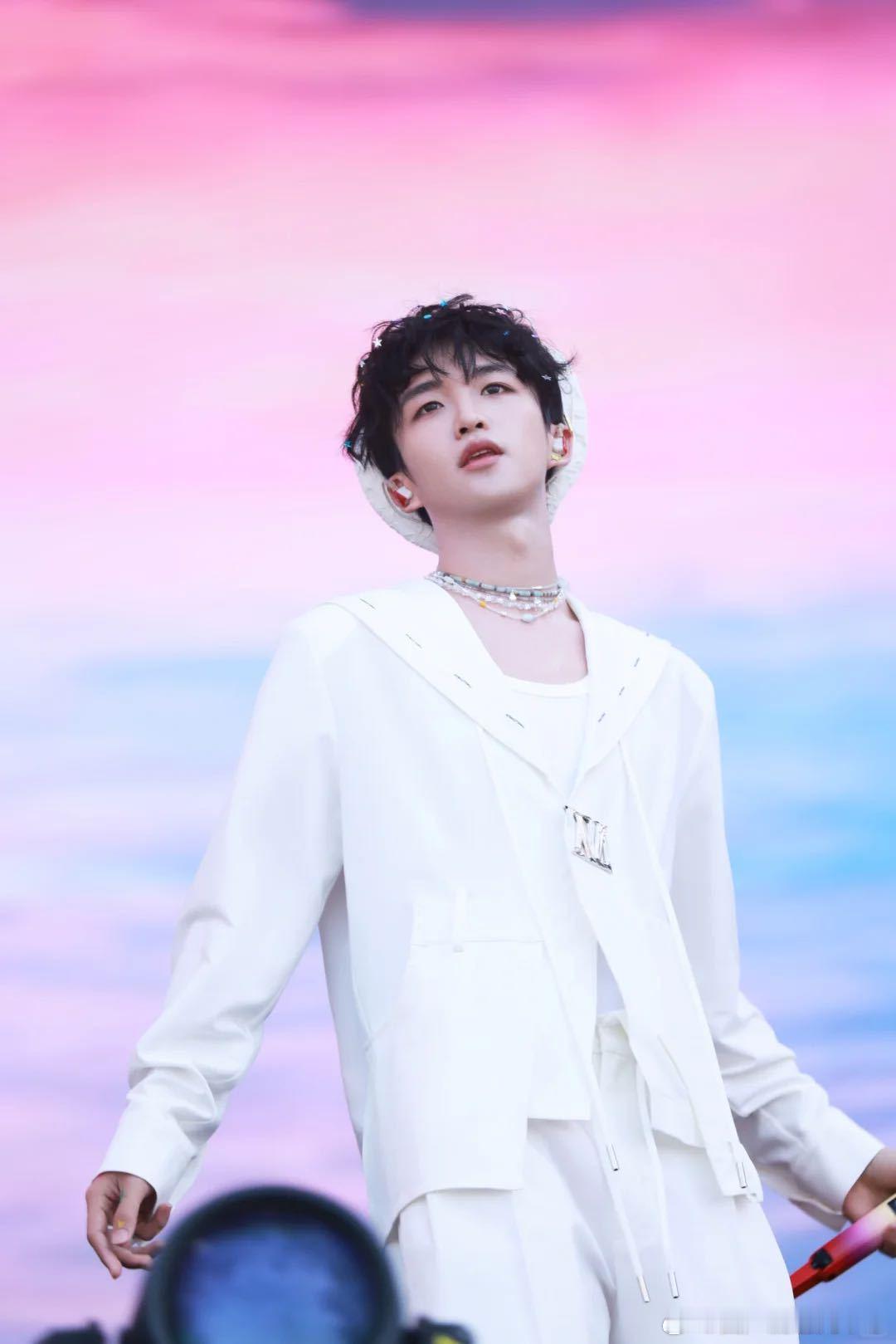 黄子弘凡在枣林湾音乐节开专场燃起来了，看见黄子弘凡的音乐节现场就觉得很嗨！而且N