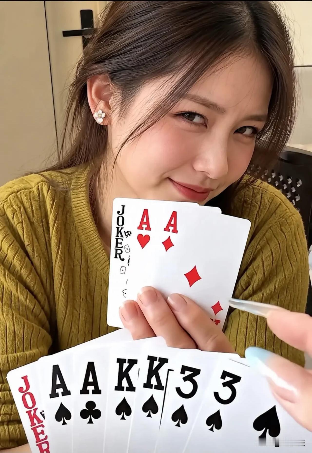 这妹子表情太气人了，直接明牌表示我绝对赢不了。兄弟们求支招，下面先走，能赢吗？