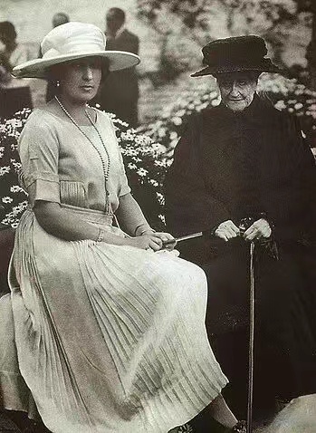 【来自投稿】西班牙王后维多利亚·尤金妮亚和她的教母——法国流亡皇后尤金妮 