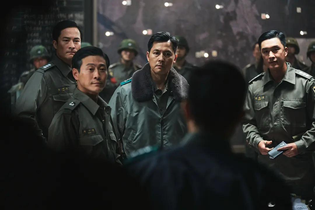 昨晚观看了一部韩国电影，名叫《首尔之春》，我以为这部电影其实就是电视剧《历史转折