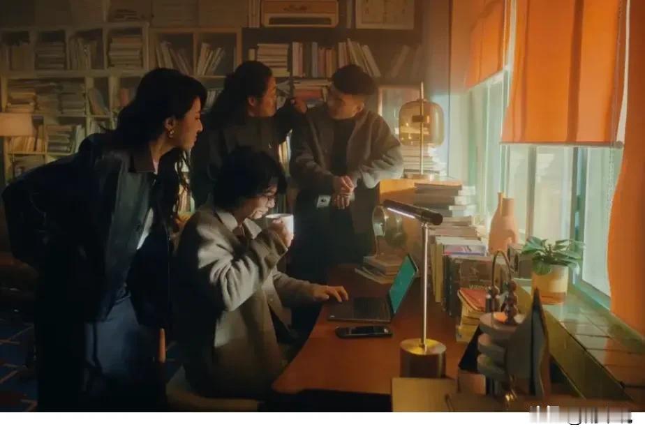 深度思考不是瞎琢磨，是把事儿扒开揉碎了看。别人只看表面热闹，你偏要问个“为啥”；