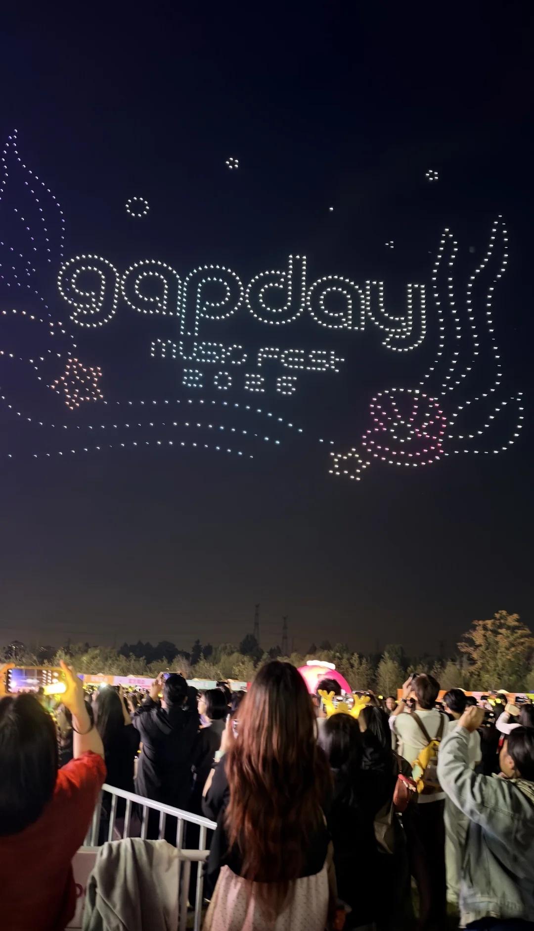 今晚的烟花很美
谢谢你，很爱你💗鹿晗gapday常州