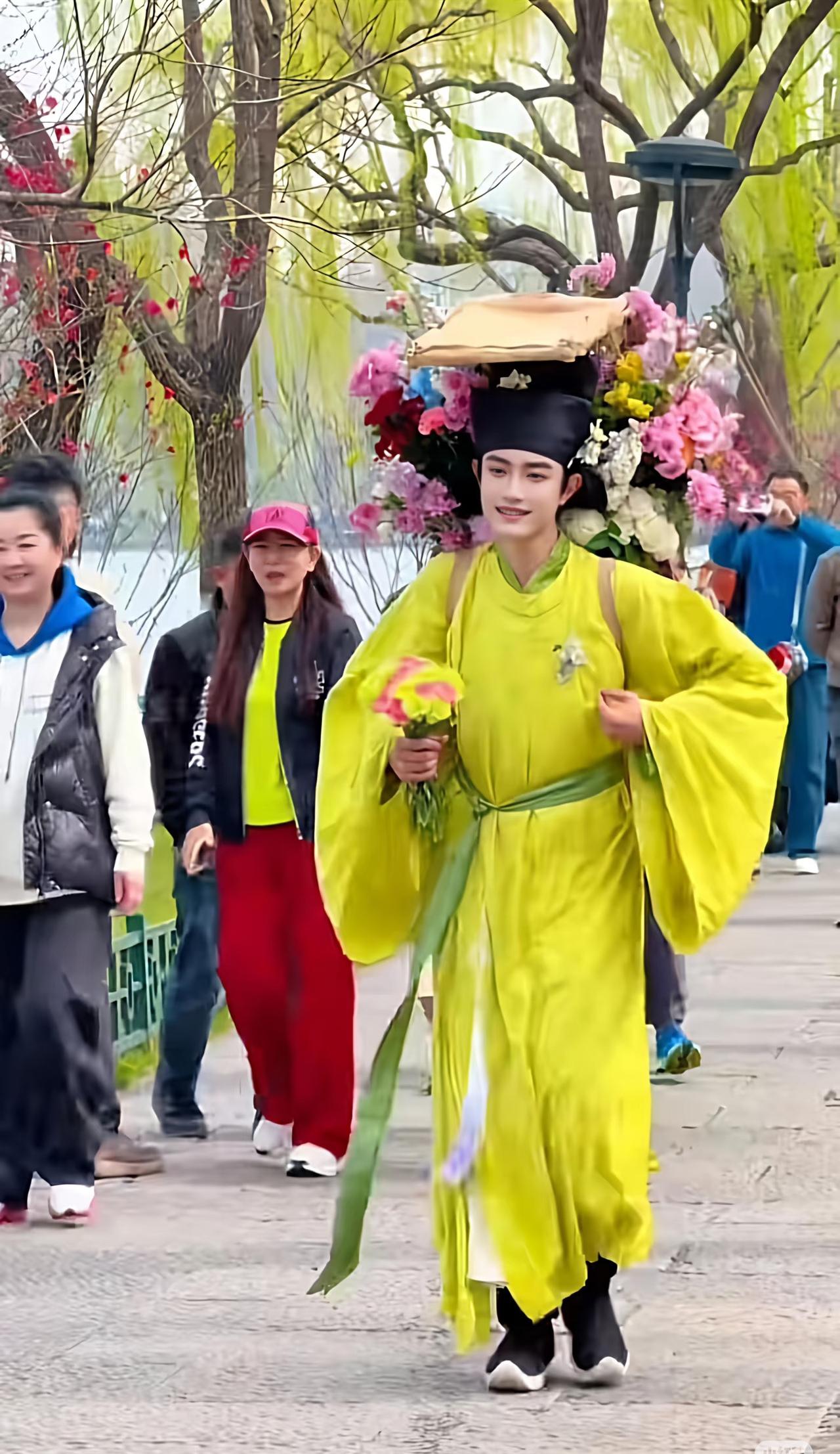 西湖簪花郎的走红密码，大家讨论了这么久。现在看看他的日常，答案好像已经不用再找了