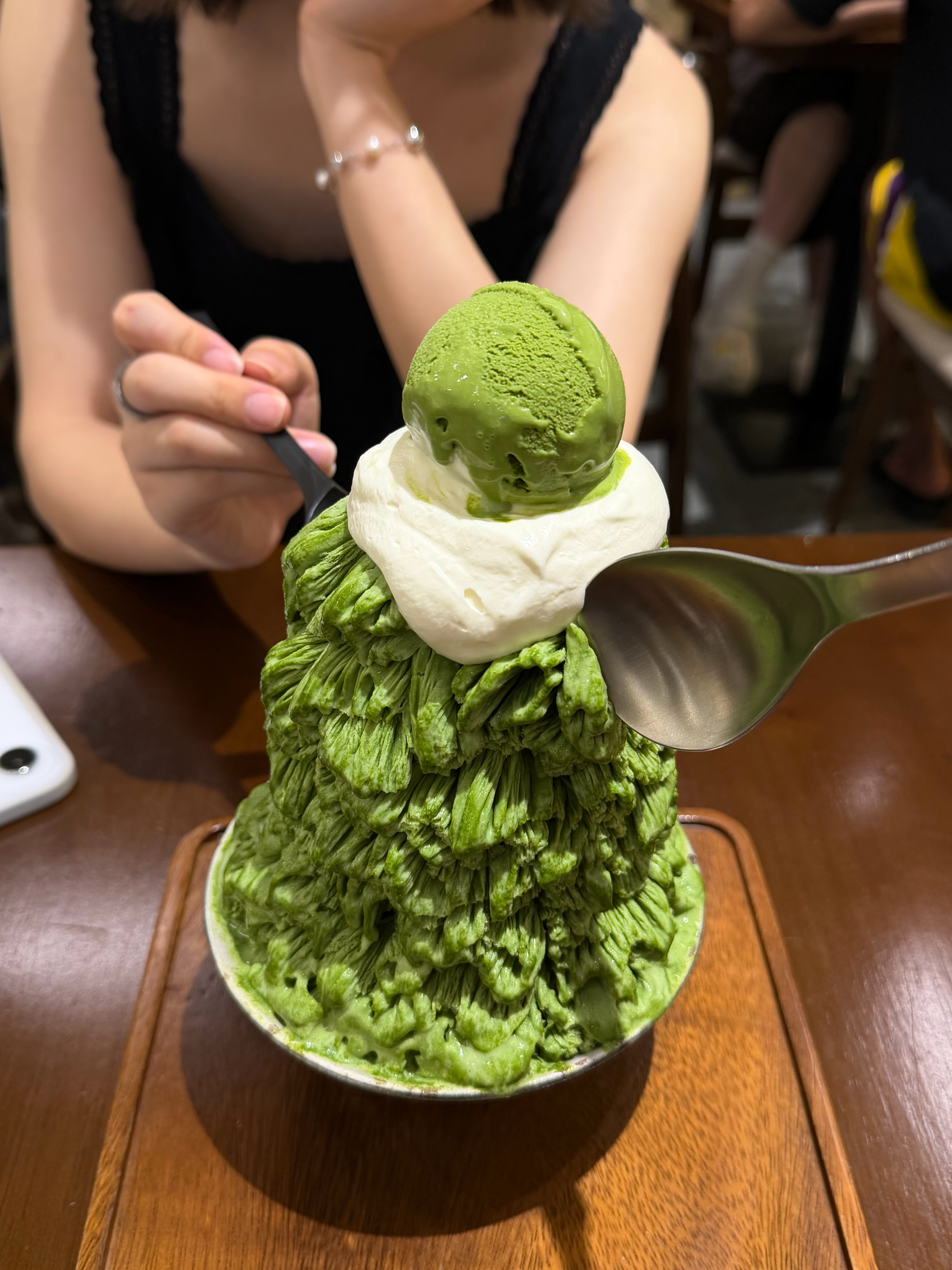 我跟朋友都敏感体质，容易受茶咖啡因激素影响。前天我俩吃晚饭喝了果茶，还是茉莉花茶