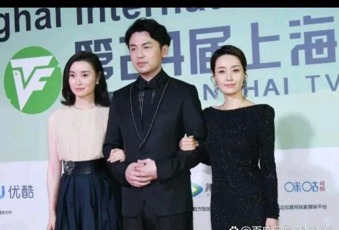 马伊琍是飒爽的一束光，吴越是沉静的一片海。
一个像正午阳光，明艳照人，洒脱里带着