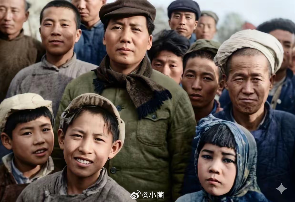 在延安时期的毛主席与延安人民群众合影！人民万岁！ 