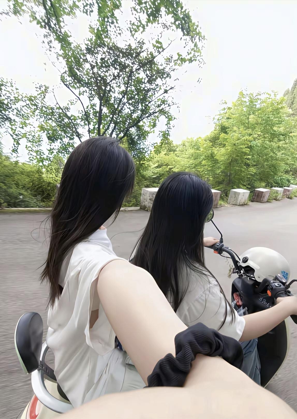 时代的印记，岁月的温暖，时尚的潮流，无不停留在这一刻。
两个时尚少女，骑着一辆时