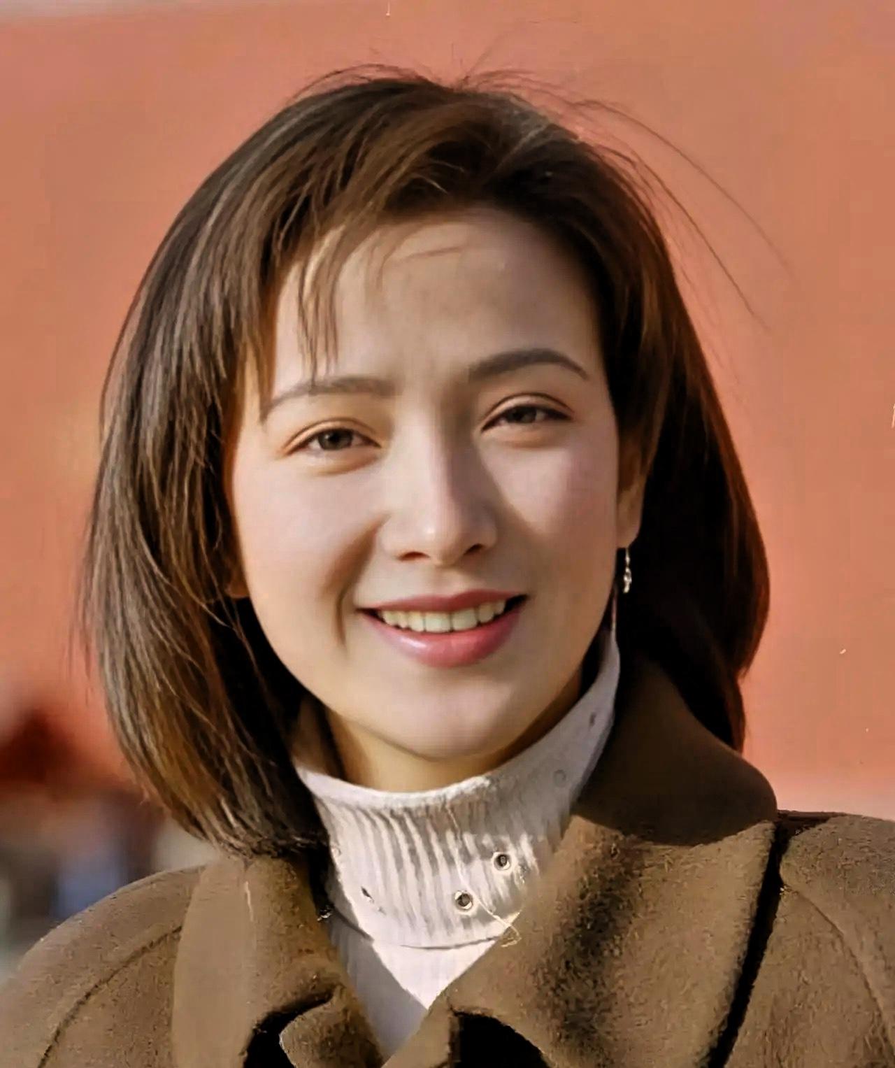 61岁何晴离世，
真正戳心的从不是全网惋惜，
而是藏在时光里的三段真心。

  