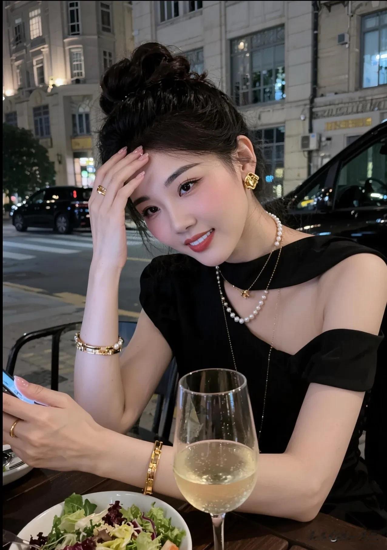 夜晚的浪漫时光，精致的沙拉和香槟，享受一个人的美好。