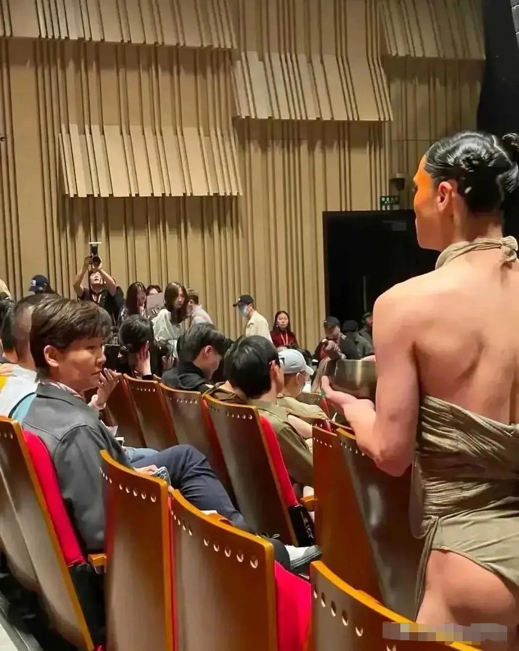在接受金星采访表示“我们家是男的，不吃亏”之后，徐帆最被网友关注的人生标签，就从