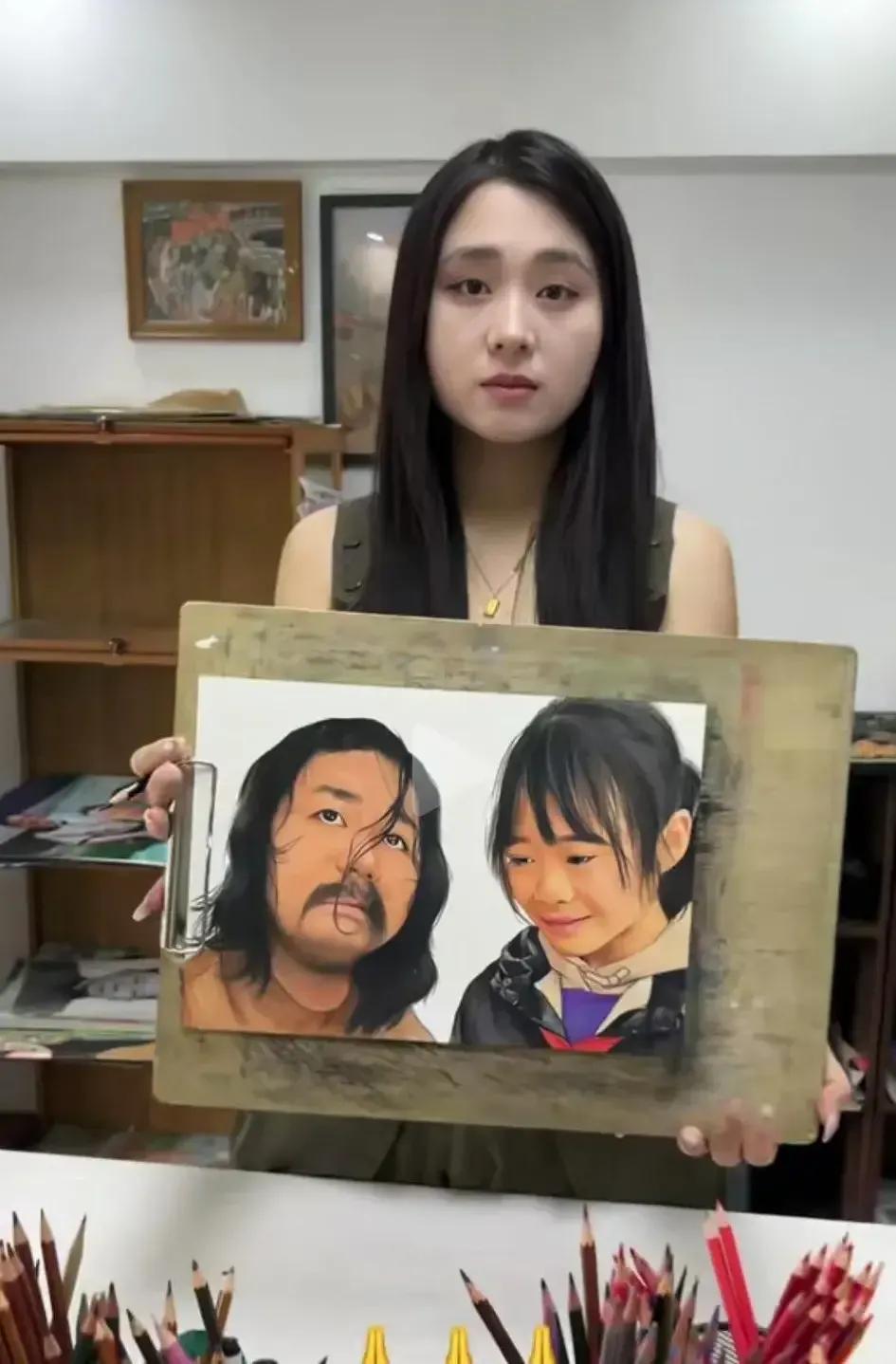 一个残疾人却是一个品德高尚的人，他用自己的所有去帮助他人！这个小女孩是他帮助的一
