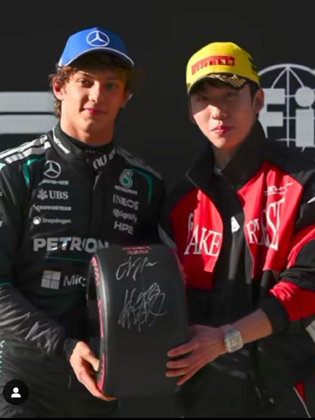 林孝埈为安东内利颁小轮胎 F1中国大奖赛，短道速滑冠军林孝埈现身颁奖，为拿下生涯