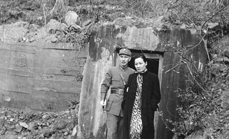 老蒋正在别墅午休时，侍卫长焦急闯入告诉他：解放军已经突破长江防线了！
1949年