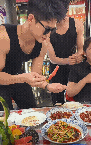 这桌饭要多少钱？说出来让我死心![捂脸]