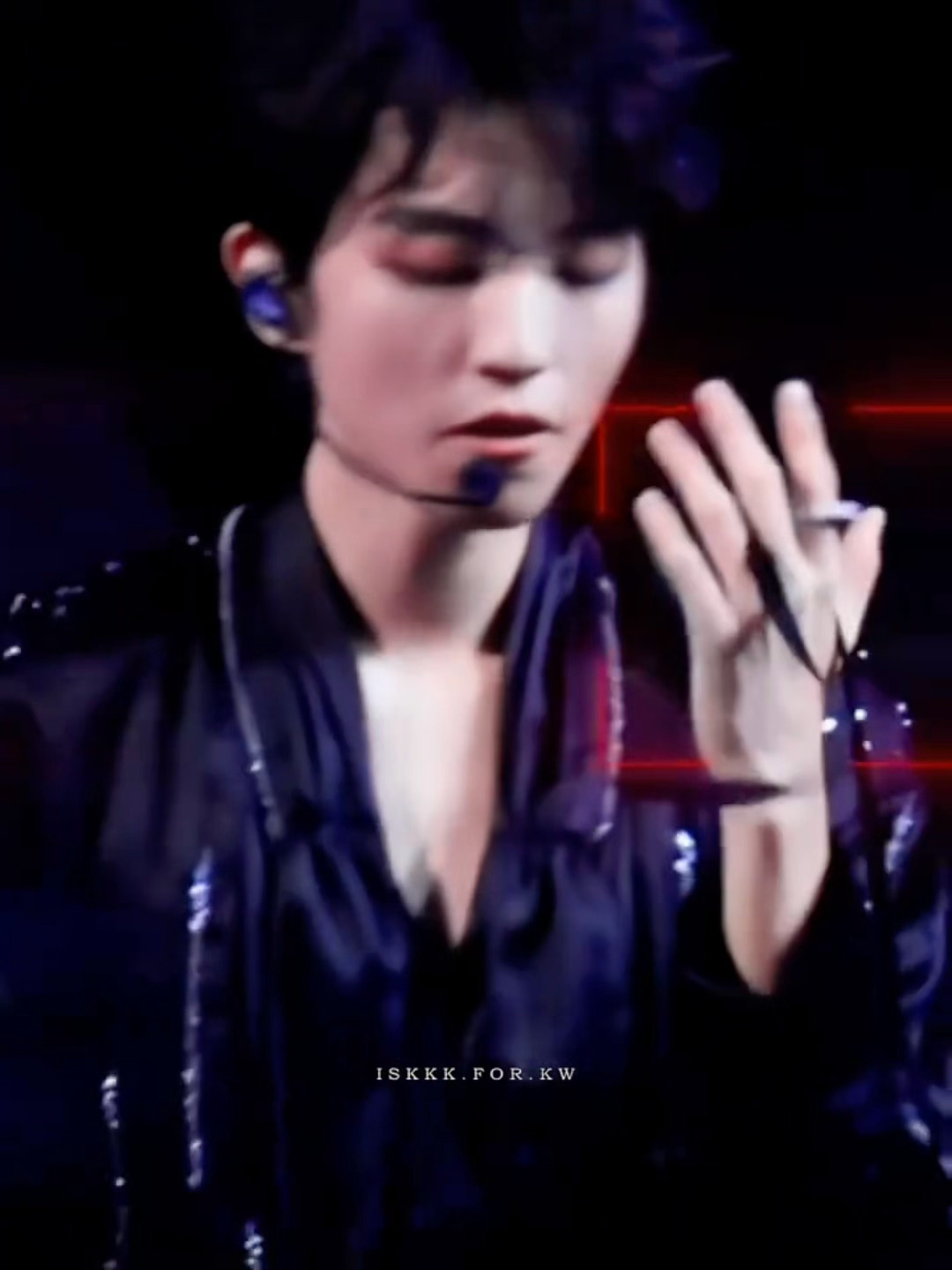 丝带缠在手指上，想起六周年飘带缠绕在手腕❤️🔥❤️🔥❤️🔥 