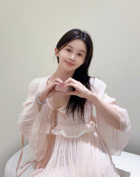 蒋毅老婆回应赵樱子 蒋毅妻子允儿发文回应赵樱子，指其与蒋毅在直播互动中缺乏边界感
