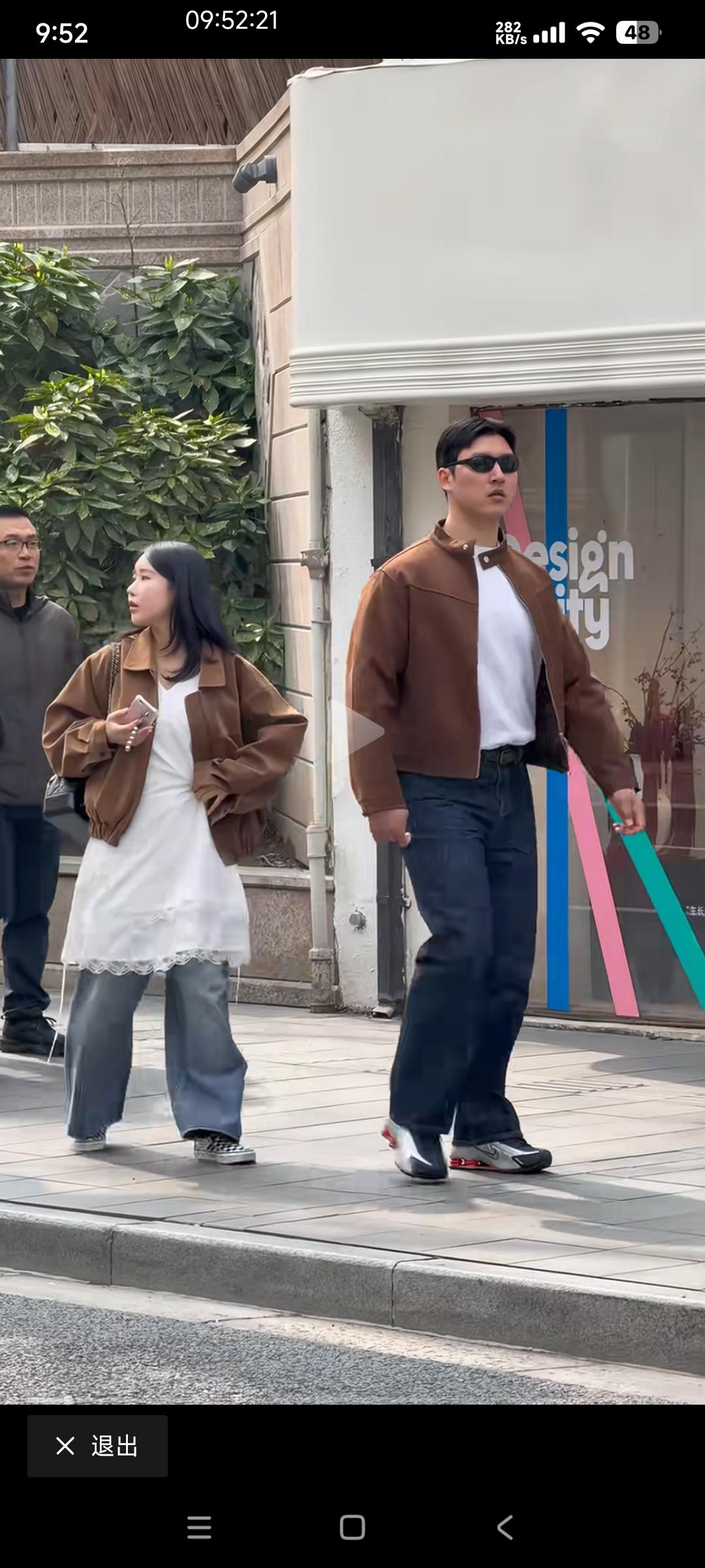 精致土配顺产头大饼脸
韩国人的辨识度还是很高的！

作为穿短袖大裤衩拖鞋广东人的