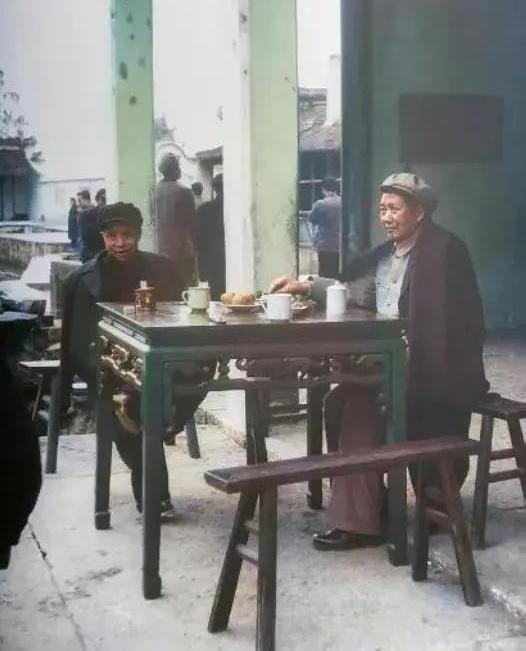 人民领袖，艰苦朴素的典范！
简陋的方桌，简单的食物，开心的状态！
毛主席“下馆子