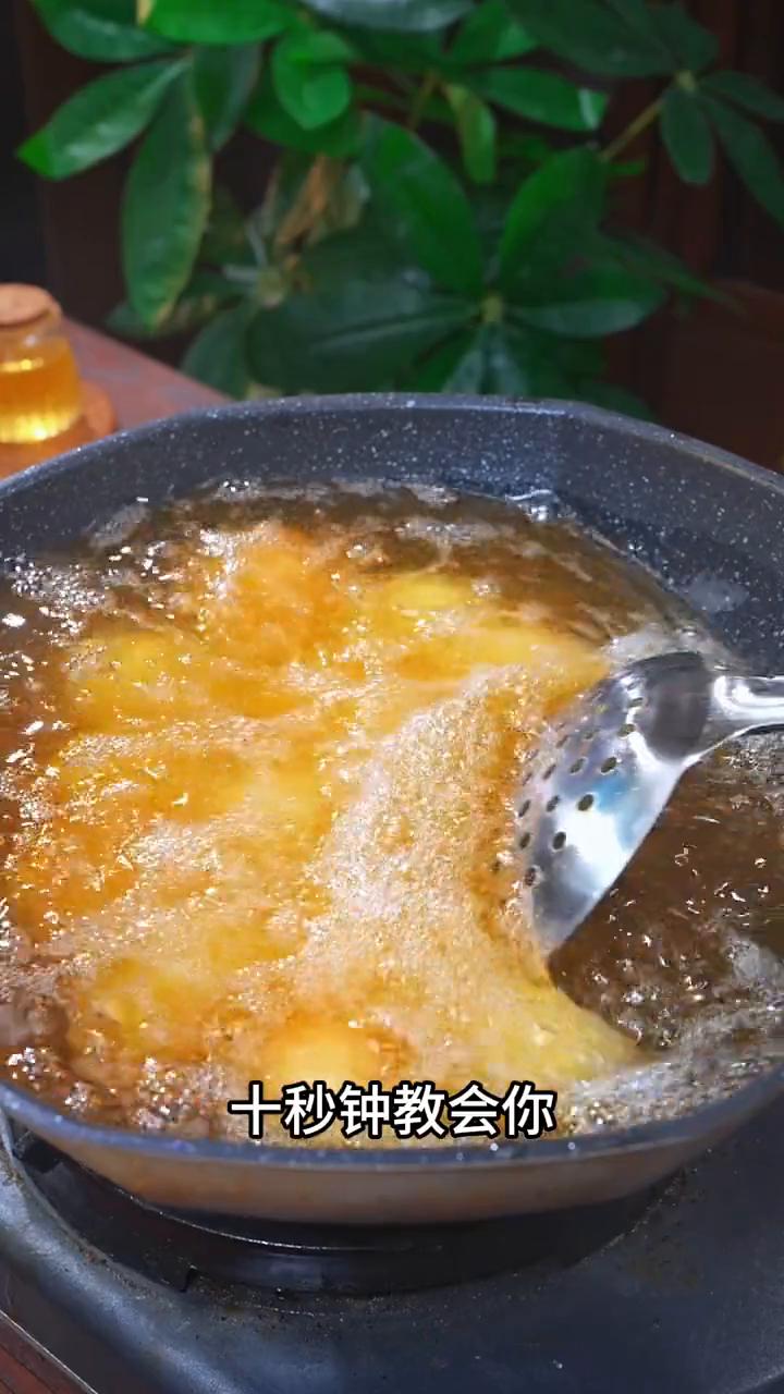 糖醋鸡蛋。
100个人有101人都不知道鸡蛋买回来不要只会煮着吃了，今天在酒店吃