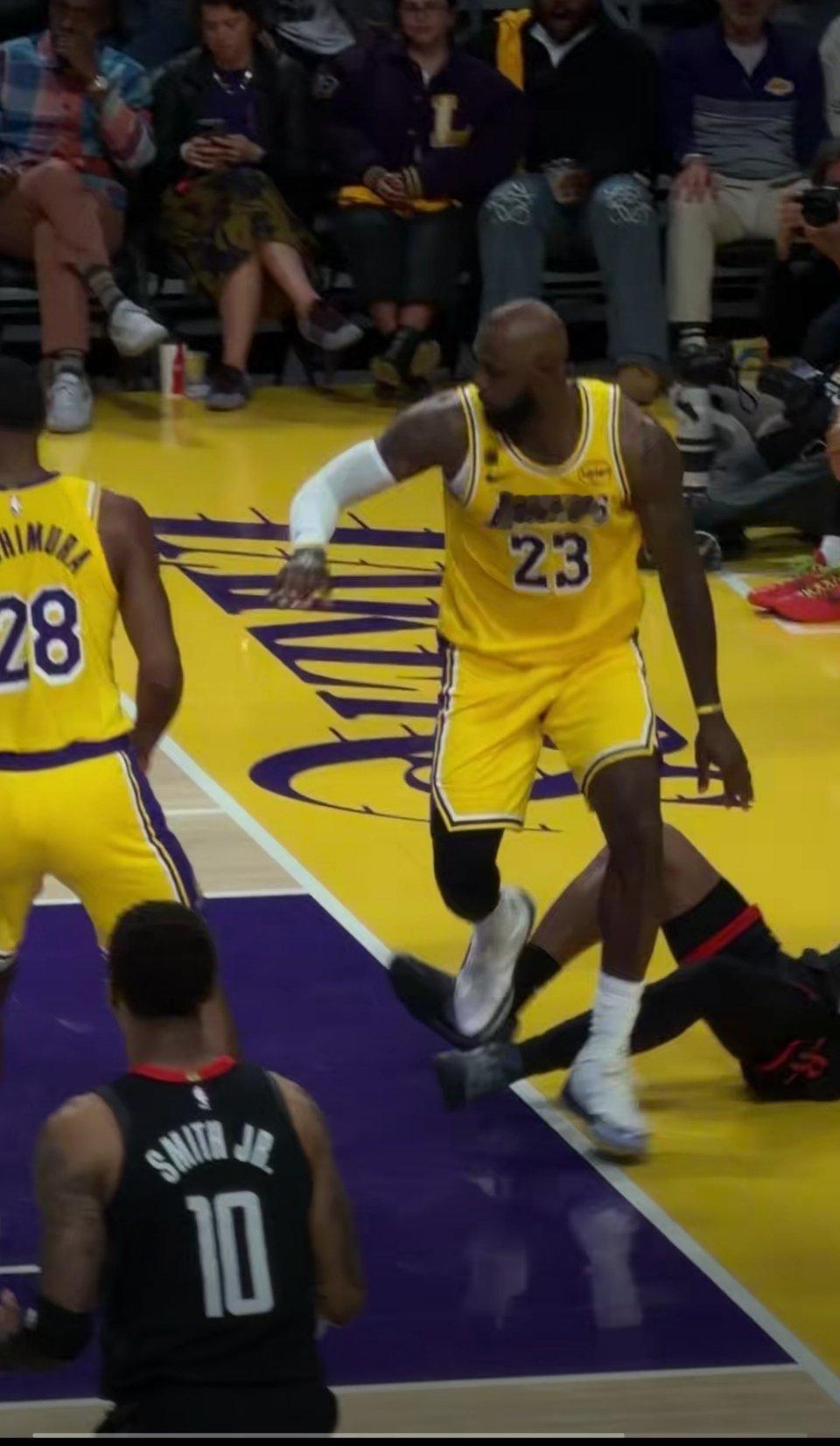 湖人1比0火箭湖人凭借经验与关键三分拿下首胜，詹姆斯控场稳健，肯纳德外线爆发。火