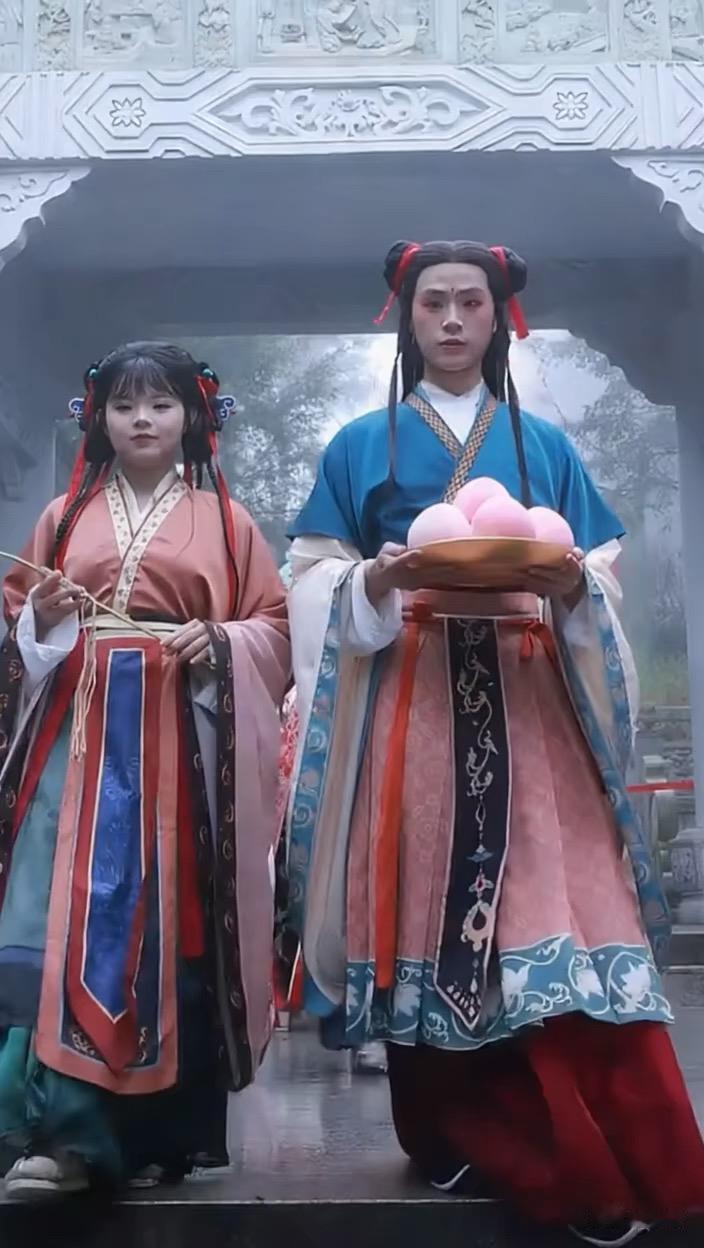 一个人独处的你们喜欢做什么呢?
研究一下菜谱，做一道美食😍新菜😍犒劳自己。