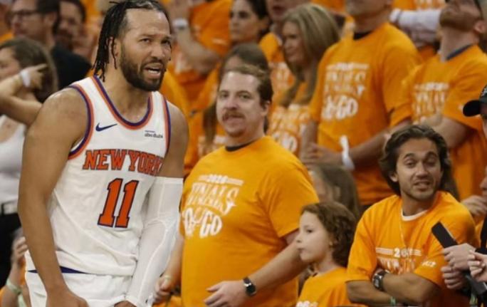 NBA总决赛，尼克斯对阵马刺的G4比赛中，出现了非常奇葩的一幕。唐斯在下场的时候