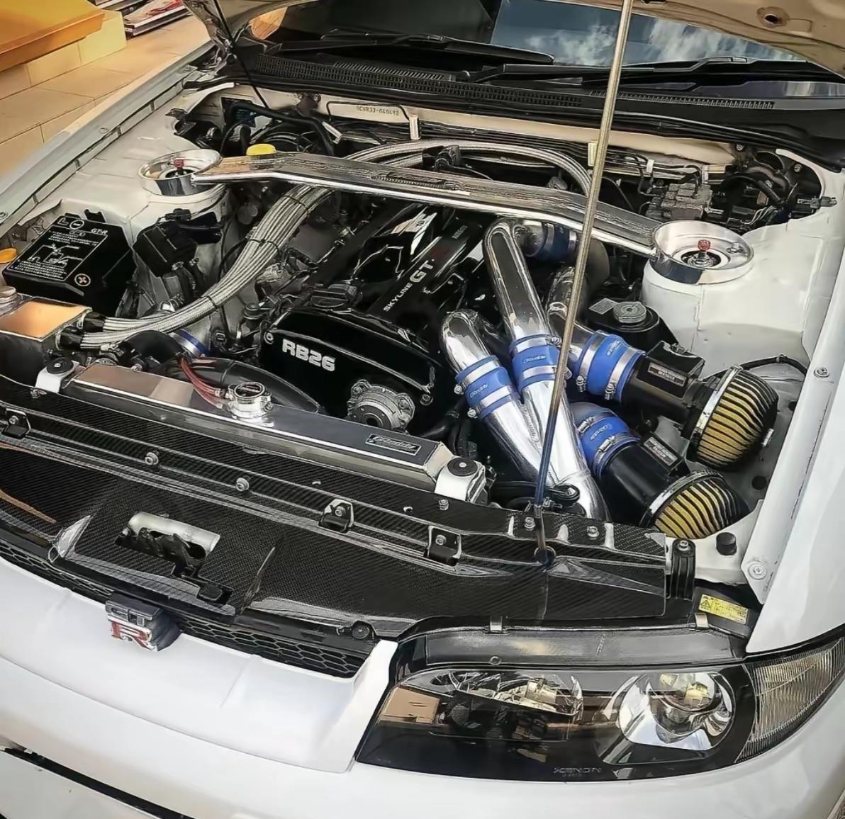 日产天际线GTR R33是1993年8月推出的第九代Skyline，采用RB26